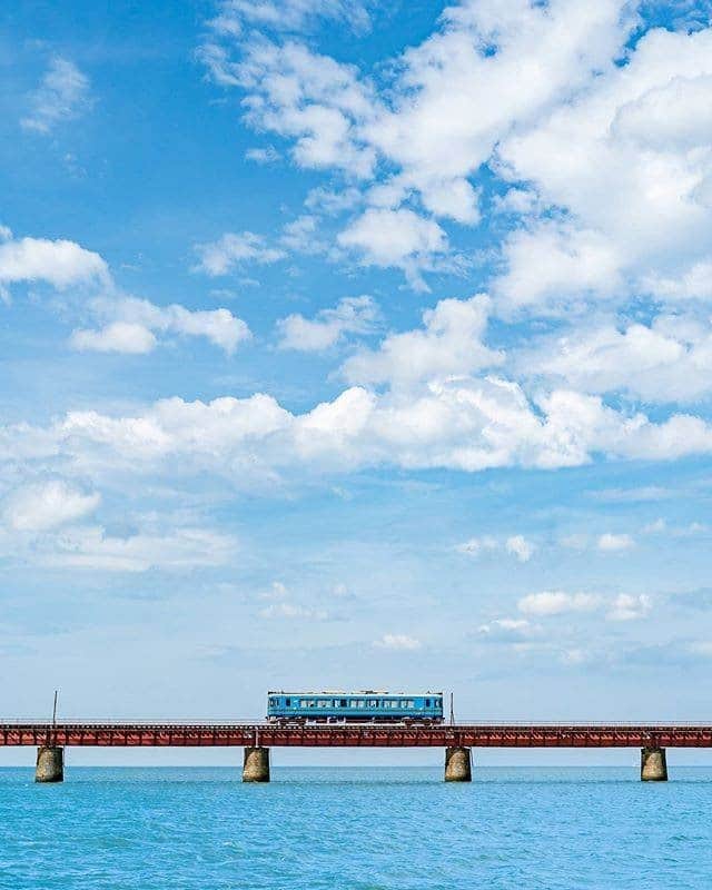 JALさんのインスタグラム写真 - (JALInstagram)「. The Yura River Bridge is a beautiful red bridge surrounded by blue scenery. #SeptemberMyWay  見渡す限りの青い景色に一直線の赤い橋が美しい #由良川橋梁 🚋 . . Photo by @n728.nao Post your memories with #FlyJAL  #JapanAirlines #japan #kyoto #yuragawabridge #japan_daytime_view」9月3日 17時30分 - japanairlines_jal