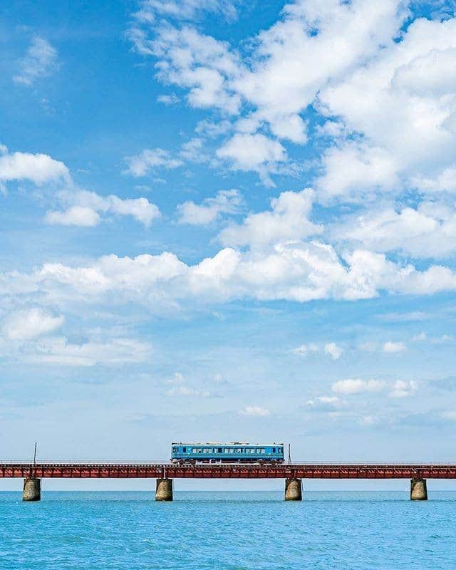 のインスタグラム：「. The Yura River Bridge is a beautiful red bridge surrounded by blue scenery. #SeptemberMyWay  見渡す限りの青い景色に一直線の赤い橋が美しい #由良川橋梁 🚋 . . Photo by @n728.nao Post your memories with #FlyJAL  #JapanAirlines #japan #kyoto #yuragawabridge #japan_daytime_view」