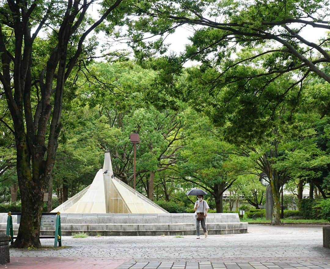 平塚市さんのインスタグラム写真 - (平塚市Instagram)「* 台風のせいで安定しないお天気。 今の時期は熱中症対策も兼ねて 雨晴れ兼用の傘があると安心ですね。 *** #手をつなぎたくなる街 #hiratsukagood #hiratsuka#平塚 #kanagawaphotoclub #緑#新緑#木#木陰 #文化公園#おさんぽ #お写んぽ#傘#日傘 #噴水#夏 #週末の過ごし方 #日々#暮らし #instagramjapan#igersjp」9月3日 17時30分 - hiratsukagood