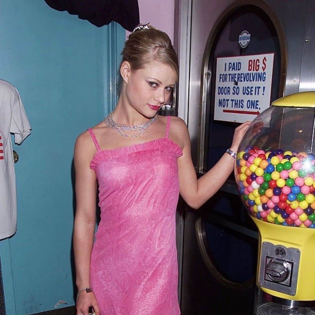 エミリー・デ・レイヴィンさんのインスタグラム写真 - (エミリー・デ・レイヴィンInstagram)「Just a casual pic with a gumball machine 🤣 #tbt I remember this dress so clearly! (& prob still have it) I’m 19 or 20 here I think & my Mum had made me this little pink dress that I never really wore. I decided however it would be perfect for Glamour magazines annual “Dont’s” party. 😂 Funny thing is, I would totally wear this now! It’s very cute! Thanks Mum 😉 And may I also add how darn lucky I was and am to have a super talented Mum who embroidered all my tutus, constantly altering my clothes for me (I was pretty small! Well I still am haha), knitted (& still does!) gorgeous hats, scarves & cardigans. I love you Mum. Looking at this photo & thinking about all the arts & crafts we did together And feeling so lucky you did all these amazing things for and with me 🥰💖💖💖💖💖  P.S. thanks @deravinmekraazy for digging up this pic & sharing! 😘」9月3日 17時34分 - emiliede_ravin