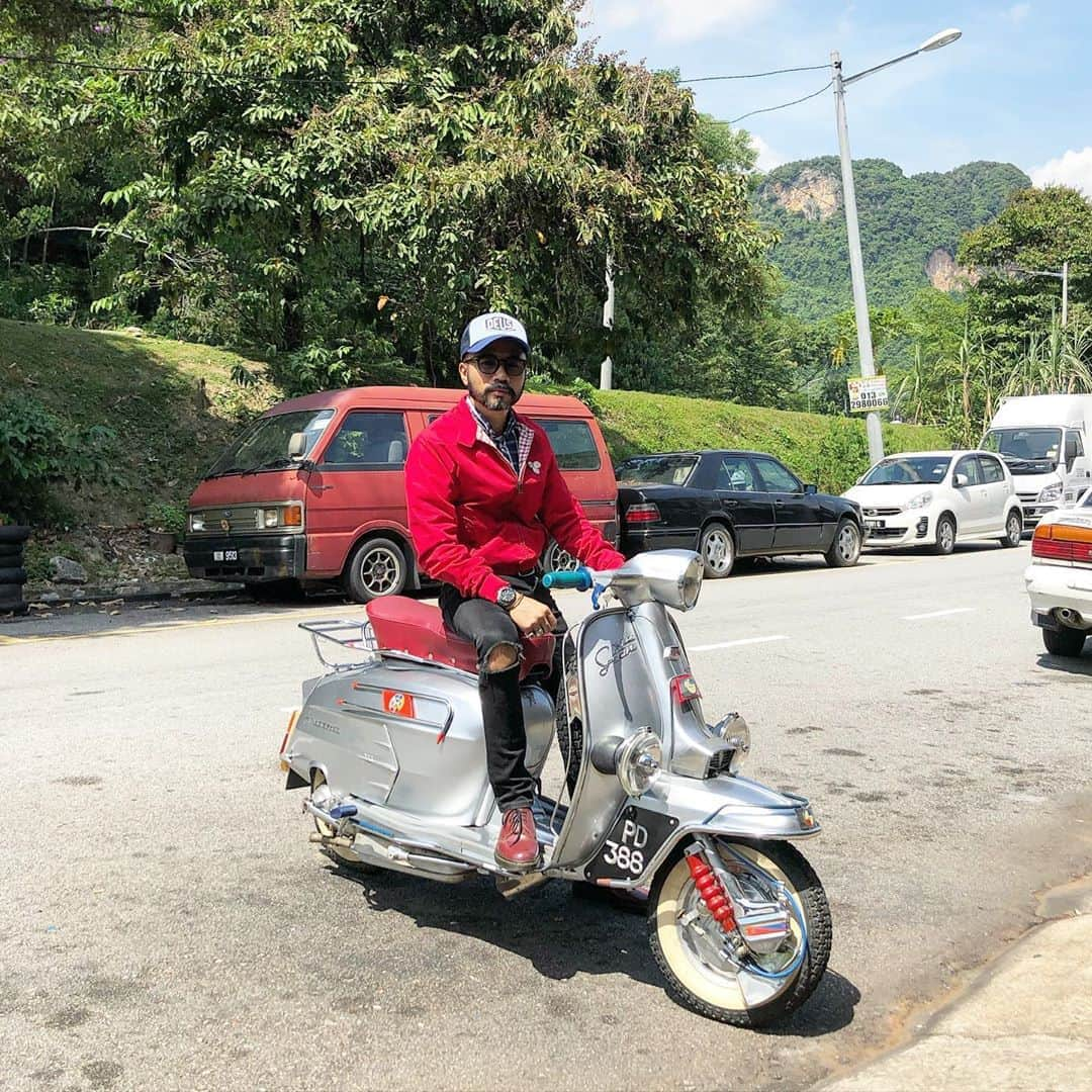 Wak Doyokさんのインスタグラム写真 - (Wak DoyokInstagram)「Tahun 1997 saya beli moto ni rm150 sahaja. Tapi sekarang harga nya meninggal bila dengar. ✊🏻 #Lambretta #LambrettaSX200 #Drmartens #Bensherman #TakPanaske #AkuYangPakaikoYangPanas #KodahKenapa #WdCigar #MegWak #WakDoyok #LegasiWakDoyok #WDLifeStyle #WakDoyokFC #BeardedGentlemen #Sedagher #MensWear #Fashion #MensFashionReview #StreetFashion #Ootd #Style #MensFashionPost #TheMenClub #MenWithClass #Sartorialist #Pittiuomo #Class #British」9月3日 17時45分 - wakdoyok