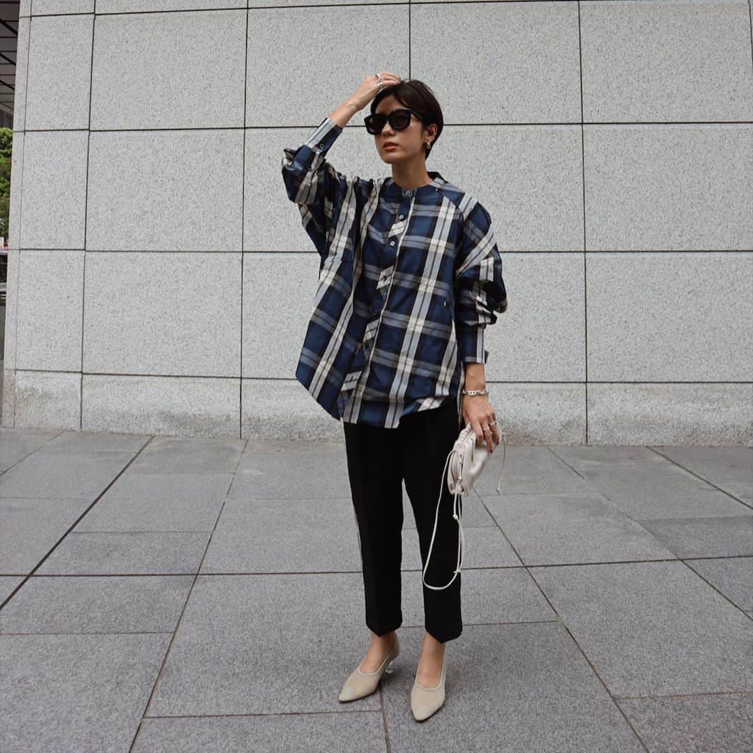 のインスタグラム：「💙💙💙 * 人気のスタンドカラーオーバーシャツの秋カラー🍂 * 今シーズン気になっていたブルーのチェック！ * シャカっとした素材とメンズライクな大きなチェックと丸みのあるフォルムがやっぱりかわいい🤤💙 * このシャツ、お手入れも楽だし最高なんですよ🐒 * シャツも明日18:00より、PRE  ORDER するアイテムです！ * お問合せ殺到のギャザードレスも通常販売ではなくPRE  ORDER に変更しました！ * もう1アイテムもオフィス内でかなり人気のアイテムです🤤🤍 * #MACHATT #masaco服」