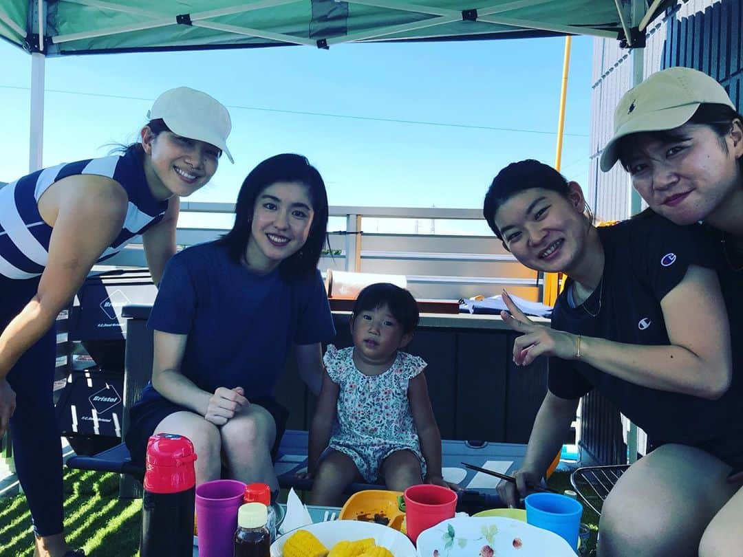 栗原文音のインスタグラム：「夏の思い出ー💓 潮田さんの家にお邪魔しました！ BBQ&あやかのお疲れ様会✨ 初めて夏らしい事したぞっ😂 ベランダでBBQ、そしてプール遊び！ 日焼けして帰ったら手足真っ赤になってた🤣 子供は無限に元気👏👏 そしてあやかのお疲れ様会もできてよかった😊 これからはたーくさん集まれる💓 みなさんこれからも仲良くして下さい🙋‍♀️💓 #潮田玲子#藤井瑞希#高橋礼華#栗原文音#バドミントン#夏の思い出#BBQ##お疲れ様会#日焼け#痛い」