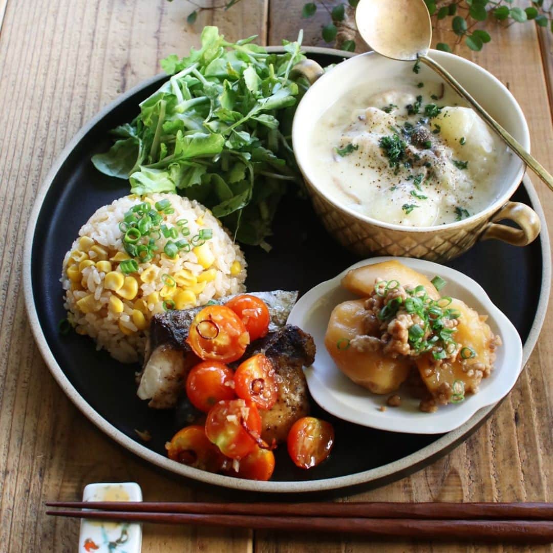 Atsukoのインスタグラム：「Today's lunch 2020.09.03 ･ ･ トウモロコシご飯 サワラのソテートマトソース じゃがいものひき肉餡 チキンとキノコのホワイトシチュー クレソンとレタスのサラダ ･ ･ サワラを買ったのでソテーにして、 @ponkotsu_0141 あやちゃんのトマトソースかけて食べました。 トマトを焼いたり火を通してたべるの好きなので、このソースほんとに美味しかったー✨今度は違うお魚かおにくでもやってみます！」