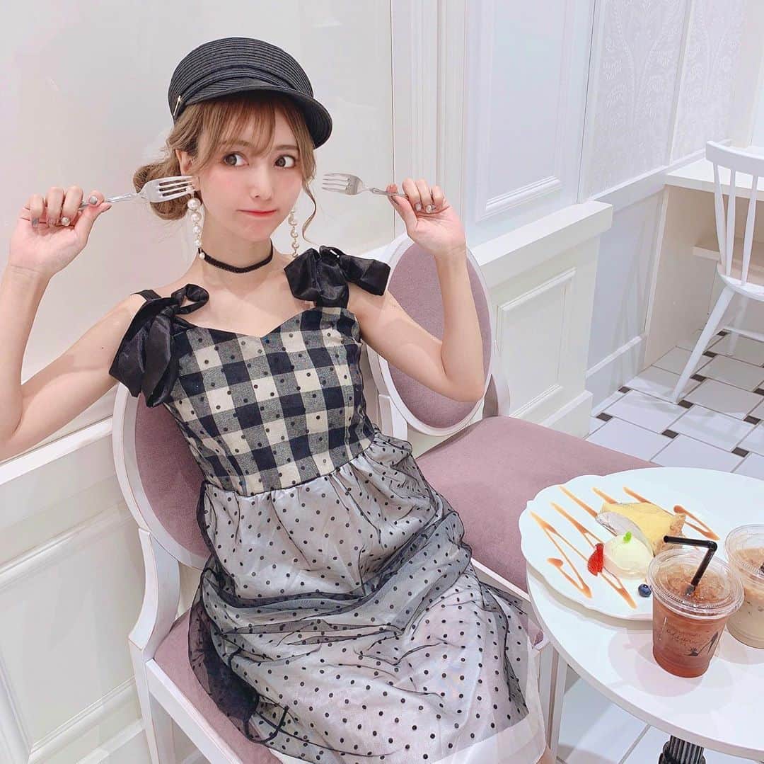 のインスタグラム：「今日は有楽町に遊びに行った✨ マルイの中にある可愛いカフェに来たよ🥺 ケーキとアイス食べた🍉💕 . 【⭐アリュールカフェ⭐】 店内かわいいしケーキ🍰と塩ジェラートが神すぎた🧸🎀 . #アリュールカフェ #カフェ巡り #有楽町カフェ #有楽町マイル」