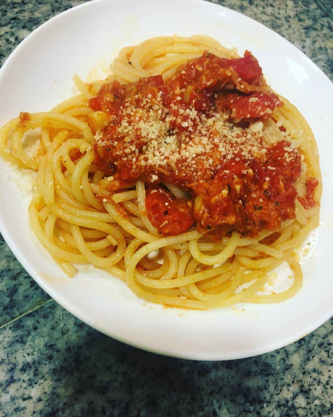 佐藤仁美さんのインスタグラム写真 - (佐藤仁美Instagram)「トマトとツナのパスタ。 パスタ茹でてる間に フライパンで ニンニク、トマト缶、ツナ缶、唐辛子ぶっ込んで、ケチャップ、粗挽き胡椒で味整えて、パスタが茹で上がったら、混ぜ混ぜして終わり。 #トマトパスタ」9月3日 17時48分 - sato.hitomi.19791010