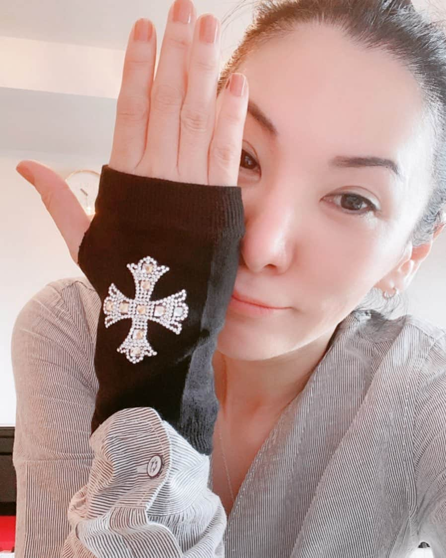 広瀬香美さんのインスタグラム写真 - (広瀬香美Instagram)「サマーツアーまであと7日✨  キラッキラの新入りですん。  新しいお仕事道具ってさ、、、、  アガルわけ✨！！！！！  さてー！ 夏の女王のー！！！、、、、違ぁーう！  間違える〜〜〜微笑  冬の女王様の夏はこれから✨  皆様、 ファンクラブがあるのご存知ですか？？ 熱々ですよ♡ チームが頑張ってくれてます😊 サマーツアーを目前に是非是非入会してくれたら嬉しくて、喜びます💕  スタッフに代わって〜〜〜 広瀬香美Online Communication 「SING」への入会お待ちしております✨  ストーリーに貼っておきますね^^  ↓↓↓↓ 延期公演いよいよ✨  【SUMMER TOUR情報】  「SUMMER TOUR 2020　 〜Singing with 鳥山雄司&武部聡志〜」  【大阪公演】 2020年 9/10(木)ビルボードライブ大阪 ［1st］17:30 OPEN / 18:30 START ［2nd］20:30 OPEN / 21:30 START  9/11(金)ビルボードライブ大阪 ［1st］17:30 OPEN / 18:30 START ［2nd］20:30 OPEN / 21:30 START  ［自由席］¥8,500(1DRINK付） ［Casual］¥7,500(1DRINK付）  受付 ［Club BBL会員］7/30(木)〜 ［一般］8/6(木)〜  予約/問合せ ビルボードライブ大阪 06-6342-7722 http://www.billboard-live.com/pg/shop/show/index.php?mode=detail1&even...  【東京公演】 2020年 9/19(土)ブルーノート東京 ［1st］16:00 OPEN / 17:00 START ［2nd］19:00 OPEN / 20:00 START  9/20(日)ブルーノート東京 ［1st］16:00 OPEN / 17:00 START ［2nd］19:00 OPEN / 20:00 START ［Music Charge］¥7,800  受付 ［Jam Session会員］8/5(水)〜 ［一般/インターネット先行］8/10(月)〜 ［一般/電話］8/12(水)〜  予約/問合せ ブルーノート東京 03-5485-0088 http://www.bluenote.co.jp/jp/sp/artists/kohmi-hirose/  #new  #fansclub  #fansite  #summer  #summervibes  #summerdays  #queenofwinter #summertour  #live  #concert  #schedule #artist  #singersongwriter #kohmihirose #仕事道具  #ニューアイテム  #歌ってみた  #歌ってみた動画  #掌底演奏 #夏 #残暑 #冬の女王 の夏！ #広瀬香美 #鳥山雄司  #武部聡志」9月3日 17時49分 - kohmi.hirose