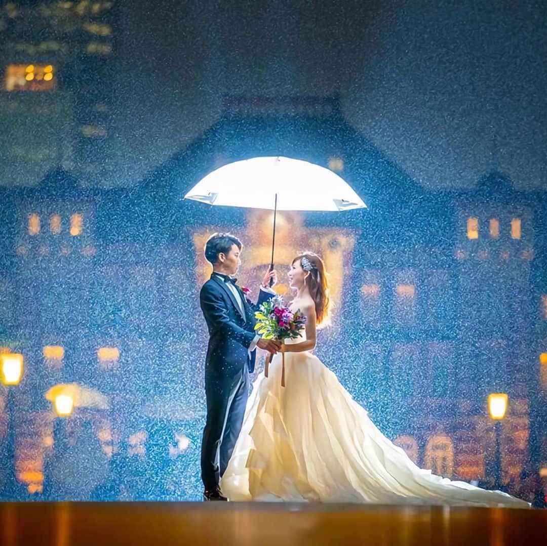 のインスタグラム：「@placolewedding  【#Dressy花嫁 】【#プラコレ】をつけて投稿&フォローしてね♩  ＝＝＝＝＝＝＝＝  .  まるで映画のワンシーンのよう🎥💕  幻想的で、ロマンチックな世界観は  ウェディングドレスを着たら  一度は撮影してみたいですよね🌃✨   >ぜひ、スワイプして  4パターンのロケーションを Checkしてみてくださいね♩  皆さんは、どれが好きですか？◎  .  ＝＝＝＝＝＝＝＝  photo by …  1枚目 > @rit___weddingさん  2枚目 > @strings_nagoya_wedding さん  3枚目 > @studiosuns_okinawa さん  4枚目 > @theplaceoftokyo さん  .  ＝＝＝＝＝＝＝＝  『#Dressy花嫁』『#プラコレ』の  ハッシュタグをつけて写真をUPしてね✦  花嫁アプリ『Dressy by プラコレ』の  記事に掲載＆リグラムされるかも♩  .  みなさまからのいいねや保存  コメントをお待ちしています♥  「このウェディングドレス可愛い！」  「ヘアスタイルも気になる！！」  「今の花嫁さんの流行りは！？」etc.  .  ＝＝＝＝＝＝＝＝  花嫁アプリでは、  プロのアドバイザーに結婚式の相談を何度でも♡  ウェディングドレスの記事や、  自分のウェディングレポを残せちゃう♡”  .  ＞＞＞TOPのURLからcheck ⋈  @placolewedding  ＞＞＞結婚のご相談は  プラコレウェディングアドバイザーへ♡  @wedding_adviser  ＞＞＞ウェディングレポを残したいなら、  farny by プラコレをcheck ✎  @farny_wedding  ＞＞＞ウェディングアイテム＆DIYは  farnyアイテムをcheck ❁  @farny_wd.item  >>>素敵なドレスに出会いたい花嫁さま♡  @dressyonline_をcheck .  ＝＝＝＝＝＝＝＝  .  #プレ花嫁 #卒花  #花嫁 #卒花嫁  #結婚 #結婚式  #結婚準備 #花嫁準備  #weddingtbt　  #運命の一着  #試着レポ  #farnyレポ  #2020秋婚  #2020冬婚  #2021春婚  #ナイトフォト  #夜景  #ロケーションフォト  #夜景撮影  #夜景デート  #東京駅  #東京駅前撮り  #丸の内前撮り」