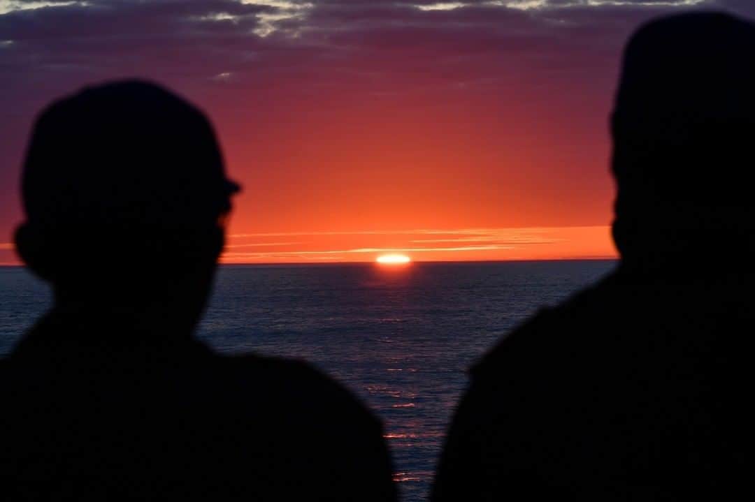 海上自衛隊さんのインスタグラム写真 - (海上自衛隊Instagram)「~茜空~ 令和２年度遠洋練習航海（後期）が見た夕日です。実習幹部の遠航に対する熱意を反映したのか、夕日で空が真っ赤に染まりました。  #海上自衛隊 #遠洋航海  #かしま  #燃えるような夕日  #夕日  #情熱 #passion  #君に見せたい景色がある  #sunset」9月3日 17時54分 - jmsdf_pr