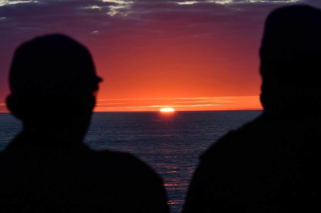 のインスタグラム：「~茜空~ 令和２年度遠洋練習航海（後期）が見た夕日です。実習幹部の遠航に対する熱意を反映したのか、夕日で空が真っ赤に染まりました。  #海上自衛隊 #遠洋航海  #かしま  #燃えるような夕日  #夕日  #情熱 #passion  #君に見せたい景色がある  #sunset」