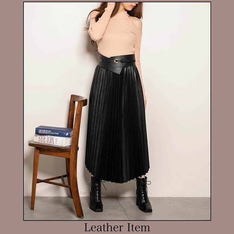 DelyleNOIR_officialのインスタグラム：「LEATHER ITEM ・ ・ 一一一一一一一一一一一一一一一一一一一一一一一  WEB STORE→予約受付中 　　　　　　　(9月中旬配送予定)  ◆ラウンドヘムレザープリーツスカート 　BEG/BRW/BK 　¥7,200+(tax)  計算されたラウンドヘムデザインが、足元をすっきりと見せてくれるアイテムです。 固めの質感で、本革のような高級感のある素材を使用して作られた、今季マストアイテムです。  ◆Tops ¥3,600+(tax) ◆Belt ¥3,600+(tax) ◆Shoes ¥13,800+(tax)  一一一一一一一一一一一一一一一一一一一一一一一 公式通販サイトblanc Closetは @delyle_official TOPのURLからチェック✔️ ・ ・ #delylenoir#delyle#yukipoyo #2020aw#fashion#秋コーデ #プリーツスカート #レザーアイテム #レザーボトム」