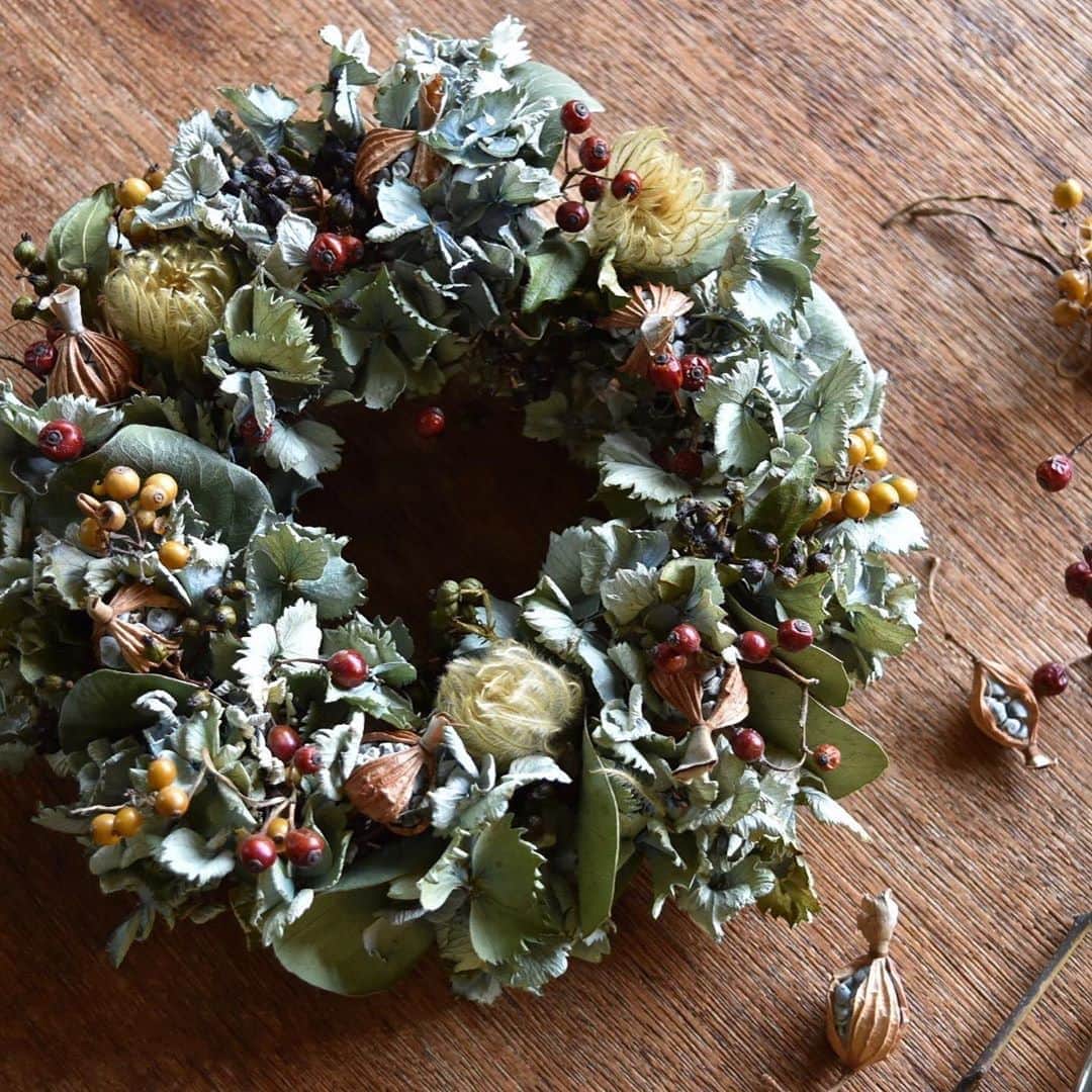 のインスタグラム：「【北中植物商店『アンティーク紫陽花と秋の実のリース作り』ワークショップ at 手紙舎 2nd STORY】﻿ 東京蚤の市で多くの女性の心を掴んできた北中植物商店・小野木彩香さんの2冊目となる書籍『朽ちてなお美しいドライボタニカル入門』（エクスナレッジ）の出版を記念して、10月1日（木）に手紙舎 2nd STORYでアンティーク紫陽花と秋の実のリース作りのワークショップを開催いたします。講師の小野木さんが提案するのは、紫陽花をベースに季節の花と実物をたっぷりあしらった直径20cmほどのリース。花のパーツを作り、1本のワイヤーで巻き上げていきます。生花で作り、飾りながらドライへと変化していく様子を時間をかけて楽しむことができます。同じ趣味を持つ仲間とテーブルを囲み、少し早い冬支度を行いましょう。﻿ ﻿ 詳しくは▶︎プロフィールページのリンク「手紙社公式webサイト」→「EVENT INFORMATION」→「北中植物商店『アンティーク紫陽花と秋の実のリース作り』ワークショップ at 手紙舎 2nd STORY」へ﻿ ﻿ #手紙社 #手紙舎 #手紙舎2ndSTORY #tegamisha #北中植物商店 #リース #ワークショップ」