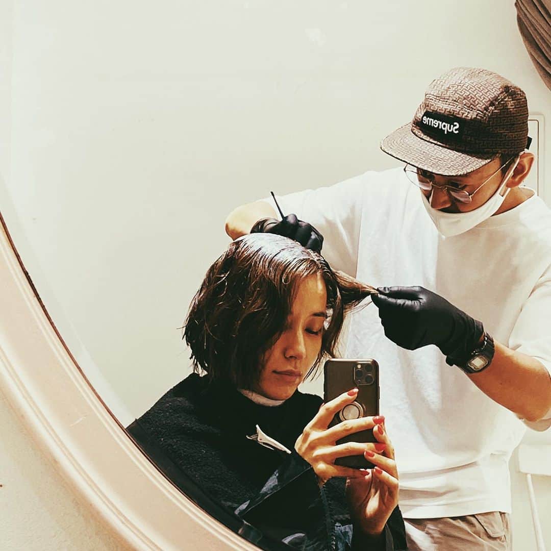 のインスタグラム：「すぐ次の作品 BADROSERS @thebadlosers の撮影に入ります。 その為に今日はネイルとヘアカラーとカットを。 リオトの渡英の準備とも重なりバタバタの1日でした。 改めてスケジュールを見たら 来週末のオンラインフェス　 @shibuyareggaebash まで怒涛の忙しさになる事に気づいた‼︎ むむっ全力で頑張ります🔥  ヘアカラーとカットは @daisuke_ishigaki_official  @clovesalon  ネイルは @anuheanailhilo」