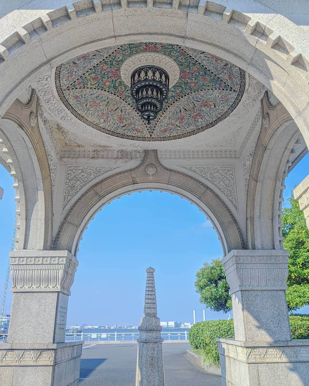 のインスタグラム：「Catch some shade under this beauty. Photo: @tikcy.i #myyokohama   #yokohama #darlingescapes #beautifuldestinations #artofvisuals #somewheremagazine #discoverglobe #travelawesome #passionpassport #lovejapan #explorejapan #japanlife #japanfocus #japan_vacations #japanrevealed #よこはま #ヨコハマ #横浜」