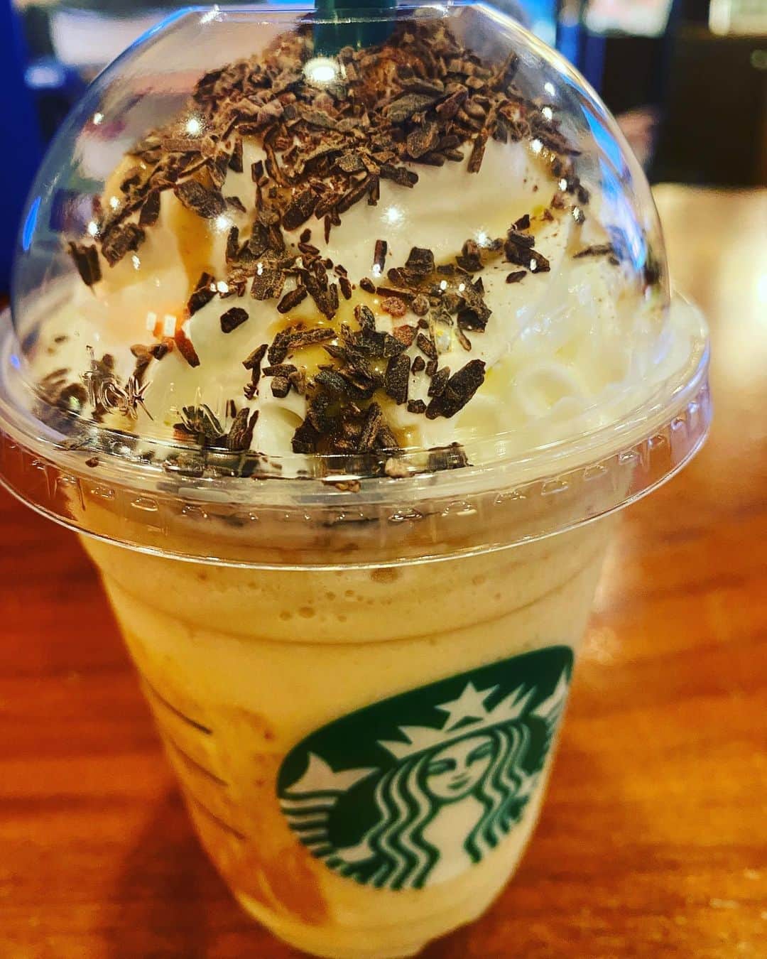 のインスタグラム：「秋の新作との事なので。美味い。  #スタバ #starbucks #チョコレートマロンフラペチーノ #delicious #待つ業務」