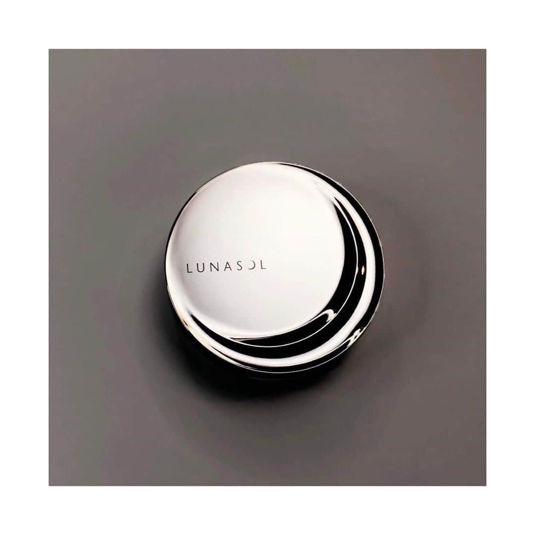 のインスタグラム：「【LUNASOL うるおい感あふれるフレッシュな水ツヤ肌を演出する♡フュージングオイルグロウ】 . 2020年9月4日(金)発売 . LUNASOL フュージングオイルグロウ └ルナソルが極めた美しいツヤと、自在なカバー力。気になる部分はしっかりカモフラージュしながら、うるおい感あふれるフレッシュな水ツヤ肌を演出するソリッドオイルファンデーション。溶け込むように広がって、肌と一体化。水が湧き出るかのようなツヤが、自信をくれる。 . バイヤー使用感💬 「秋冬のクラシカルな質感にぴったりな上質な肌に仕上げてくれるのがこちらのファンデーションです。 付けるだけでメリハリが出せて乾かず崩れません。♡」 ------------------------------------ @fruitgathering.jp のリンクからブランドサイトにアクセスし、 「BRAND LIST」→気になるブランドのロゴを クリックすると、取扱店舗をチェックできます。 ------------------------------------ #fruitgathering #フルーツグギャザリング #LUNASOL #ファンデーション #ベースメイク #マスクメイク #下地 #美肌ケア #肌悩み #肌ケア #ツヤ肌 #メイク好きな人と繋がりたい #コスメ好きさんと繋がりたい #2020 #cosme #make #メイクアップ #メイク #秋」