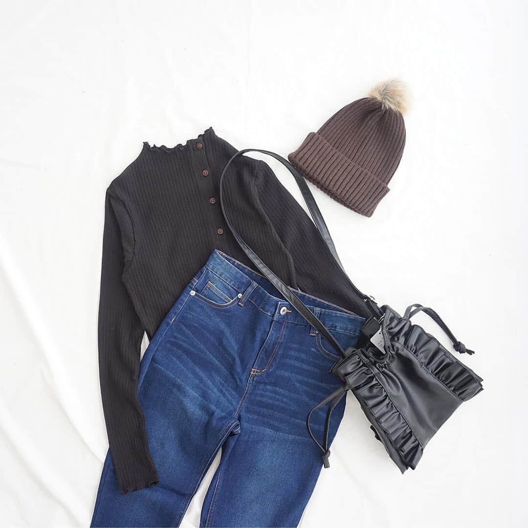 のインスタグラム：「【New Arrival styling by Hitomi】 . 甘辛ミックス☆フリル巾着ショルダーバッグ . 合皮レザーの巾着ショルダーバッグは、「ちょっとそこまで」おしゃれしてお出かけするのにぴったり♪ 必要最低限のものは収納できちゃう程よい大きさ♪ 持ち手は調節でき、ハンドバッグとしても使えるのも◎ . ▶️フェイクレザー☆フリル巾着ショルダーバッグ/ブラック プライス：2,700円+tax . ▶️ネックボタン☆メロウフリルリブTシャツ/ブラック プライス：3,500円+tax . ▶️UVカットストレッチデニム/ユーズドブルー プライス：2,400円+tax . ▶️ファーポンポン♪ニット帽/チャコールブラウン プライス：1,500円+tax . プロフィール欄のURLからGO💨 べびちゅHP上部のバナー「秋の新作」からもチェックできますよ☝️ . . #ママバッグ #秋の新作 #フェイクレザー #巾着ショルダー #べびちゅ #babychu #ig_kidsphoto #ig_babyphoto #かわいい #子供服 #ベビー服 #親バカ部 #女の子 #男の子 #娘 #息子 #赤ちゃん #ベビーコーデ #キッズコーデ #ベビーファッション #キッズファッション #出産祝い #baby #babychujp #べびちゅstylingcollection #stayhome #おうち時間」