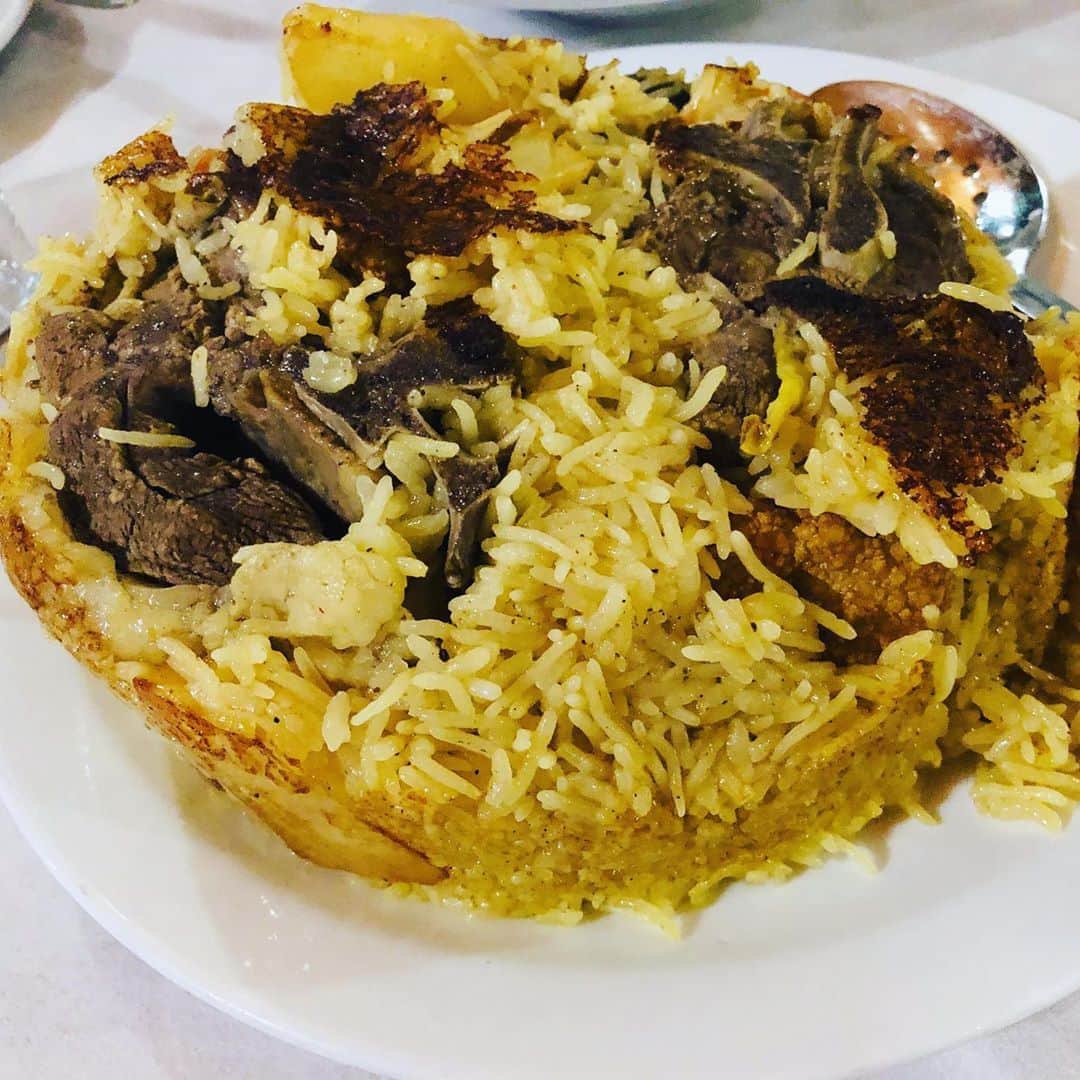のインスタグラム：「初 #マクルーベ 🍚🥩✨ . アラビア語で『ひっくり返す』という意味で、お鍋で炊いたご飯をくるっとひっくり返した感じかな？ #アラブ料理 です。ラム肉の旨味もたっぷり感じられて、美味しかったー☺️💓アラビア語も覚えたいな、、。 . #jerusalem #israel #イスラエル #エルサレム #イスラエル在住 #エルサレム在住 #フリーアナウンサー #ホリプロアナウンス室 #ニュースリポーター #新田朝子 #中東 #中東在住 #海外在住 #ブログ更新 #Ameba #YouTube #youtube初心者 #アラブグルメ」