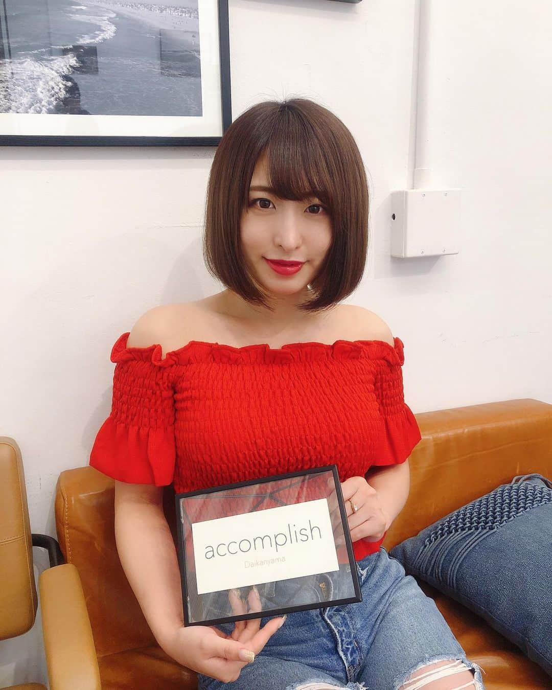 浅香美咲のインスタグラム：「髪の毛が生き返ったー✨✨✨  有名サロン @accomplish_salon のヒト幹細胞プラチナトリートメントしたの💖  担当の美容師さんは艶髪スペシャリストの　@minecolla_yu さん✨  髪質に合わせて配合を変えてくれた😂💕人幹細胞入りで、髪ツヤツヤ😂❤️  髪質改善頑張る💪  #ミネコラ #ミネコラトリートメント #ミネコラパーフェクト3 #プラチナミネコラ #ミネコラaccomplish #プレミアムミネコラ #ミネコラコンプリートサロン#ミネコラ #髪質改善トリートメント#髪質改善 #人幹細胞#水素トリートメント#ヒト幹細胞 #accomplish代官山#アコンプリッシュ」