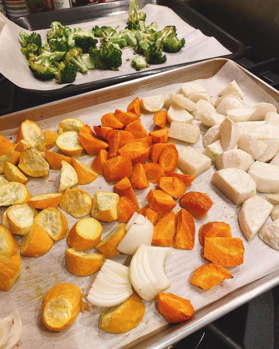 のインスタグラム：「お野菜をオーブンでローストして、、さて、何になるかな？ Roasted veggies!! Yum! #オーブン料理 #vegetables #roastedvegetables #野菜たっぷり #野菜」