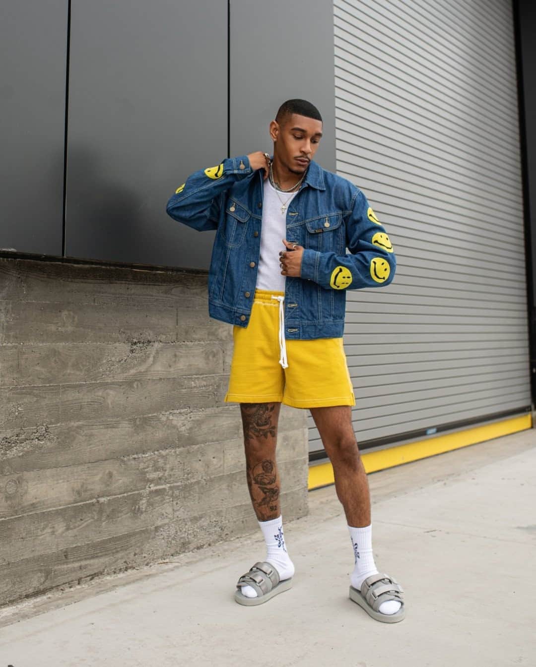 のインスタグラム：「SMILE 😀 You've made it to Thursday.  📷: Mr @darion_famous #MRPORTER」