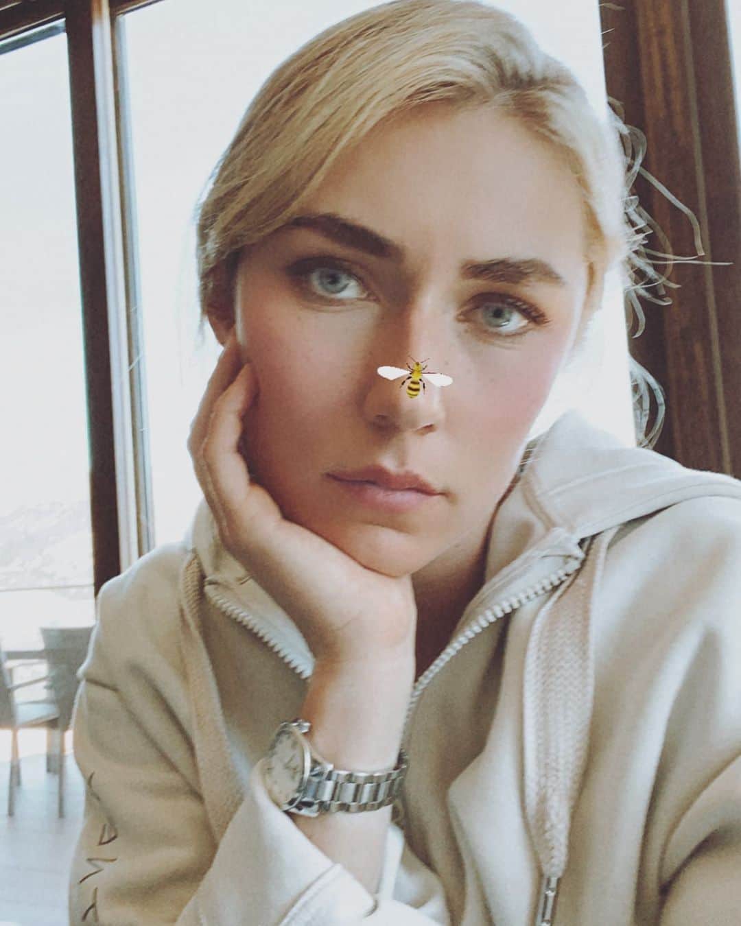 ミカエラ・シフリンのインスタグラム：「This feels fitting since a bee ACTUALLY stung me in the face yesterday. Luckily the reaction I had the last time I got stung 10 years ago did not happen this time or I’d need a lot more than a *cute* bee filter to fix it.🙄」