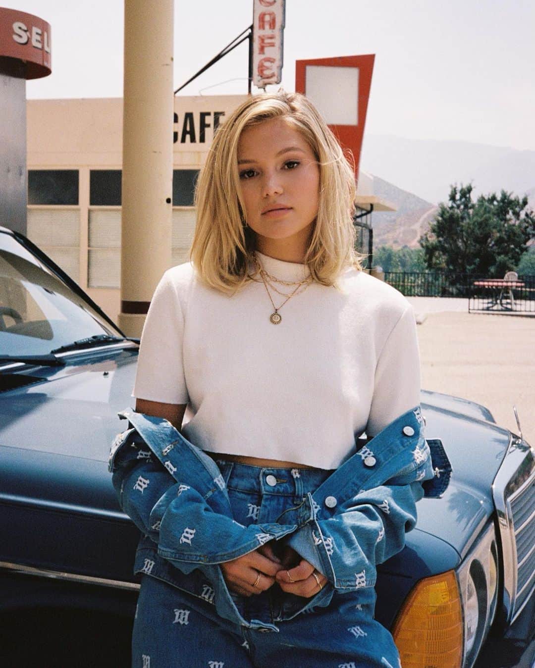 オリヴィア・ホルトのインスタグラム：「sing with meee !!! lyric video for love u again with @r3hab out now, link in my stories 🏹🏹」