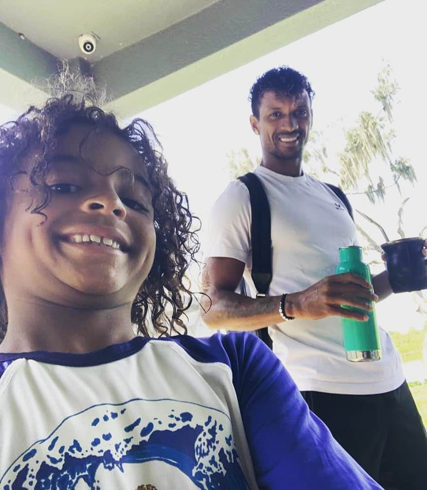 ナニさんのインスタグラム写真 - (ナニInstagram)「When your kid thinks he's a selfie master 🤳🏾🤦🏾‍♂️🤣 #thursdayvibes #selfie #Family #Fun #Kid #Nani17」9月4日 3時37分 - luisnani