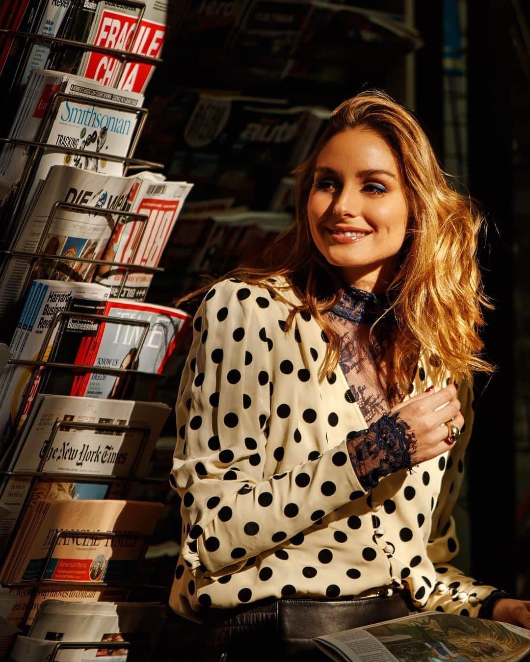 オリヴィア・パレルモのインスタグラム：「‼️🗣 Extra! Extra! 📰 Read all about it! 🗣‼️ Today marks the one year anniversary of the newly relaunched OliviaPalermo.com!!! And while a lot has evolved over the past year, I am thrilled at how far the site has come in our mission to bring you thoughtful but lighthearted editorial content as well as a seamless shopping experience 😊  To celebrate the occasion, WE’RE HAVING OUR FIRST-EVER SITE-WIDE SALE 🎉🎉🎉 That’s right!!! For the very first time - and a limited time only - both the Olivia Palermo Collection and #WLxOP sunnies are ON SALE! Link in bio and Happy Shopping!!! 🛍🛒🛍」