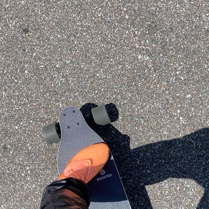 ヤンデルのインスタグラム：「Me llego 💨💨💨💨🛹」