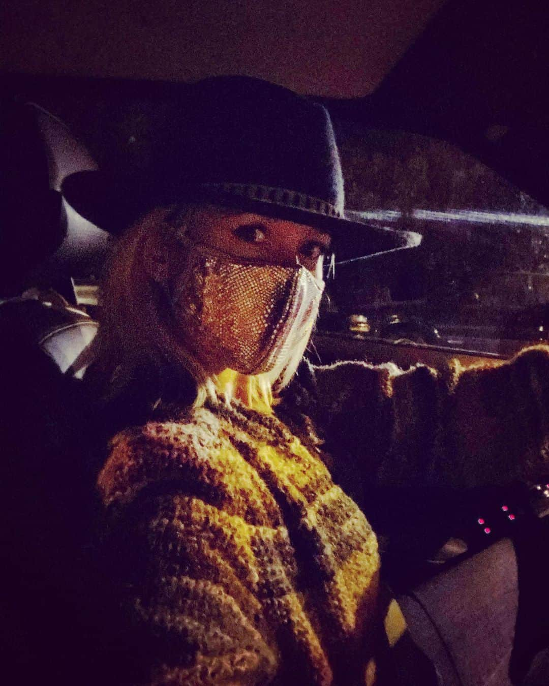 アンナ・キャンプさんのインスタグラム写真 - (アンナ・キャンプInstagram)「Last night’s top secret undercover yet slightly fashionable mission was an epic trip to get green Gatorade from the gas station. #notanad #topsecret #wearamask」9月4日 3時59分 - therealannacamp