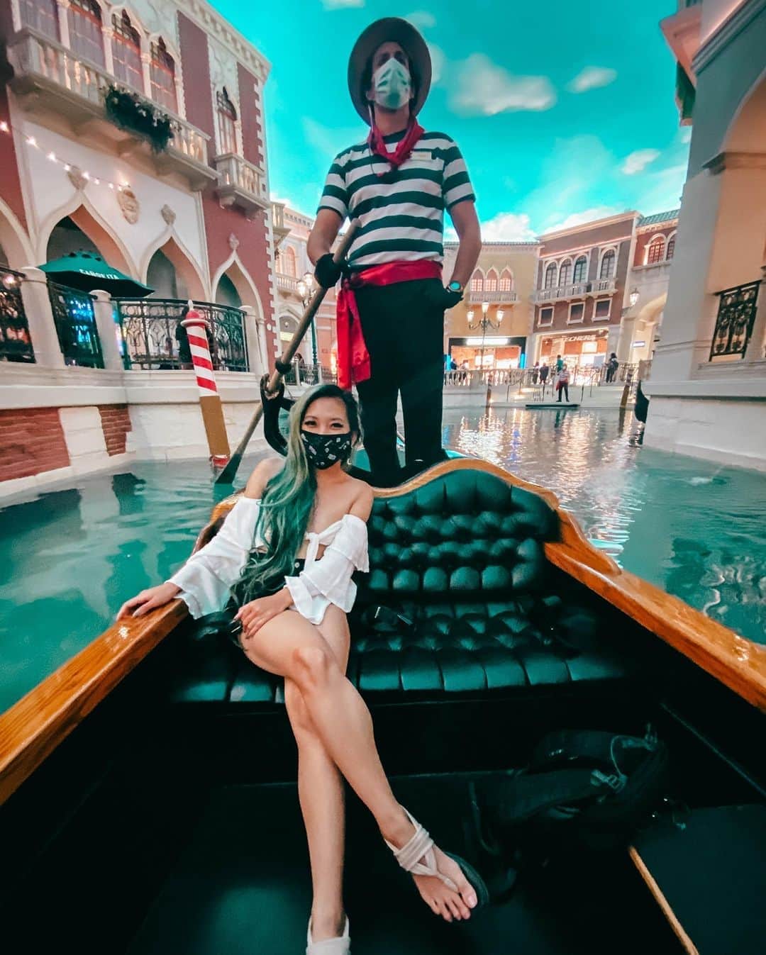 The Venetian Las Vegasさんのインスタグラム写真 - (The Venetian Las VegasInstagram)「A gondola ride ensures you're all smiles under your mask.  📷: @foodiswhyimbroke #vegas #gondolas」9月4日 4時00分 - venetianvegas