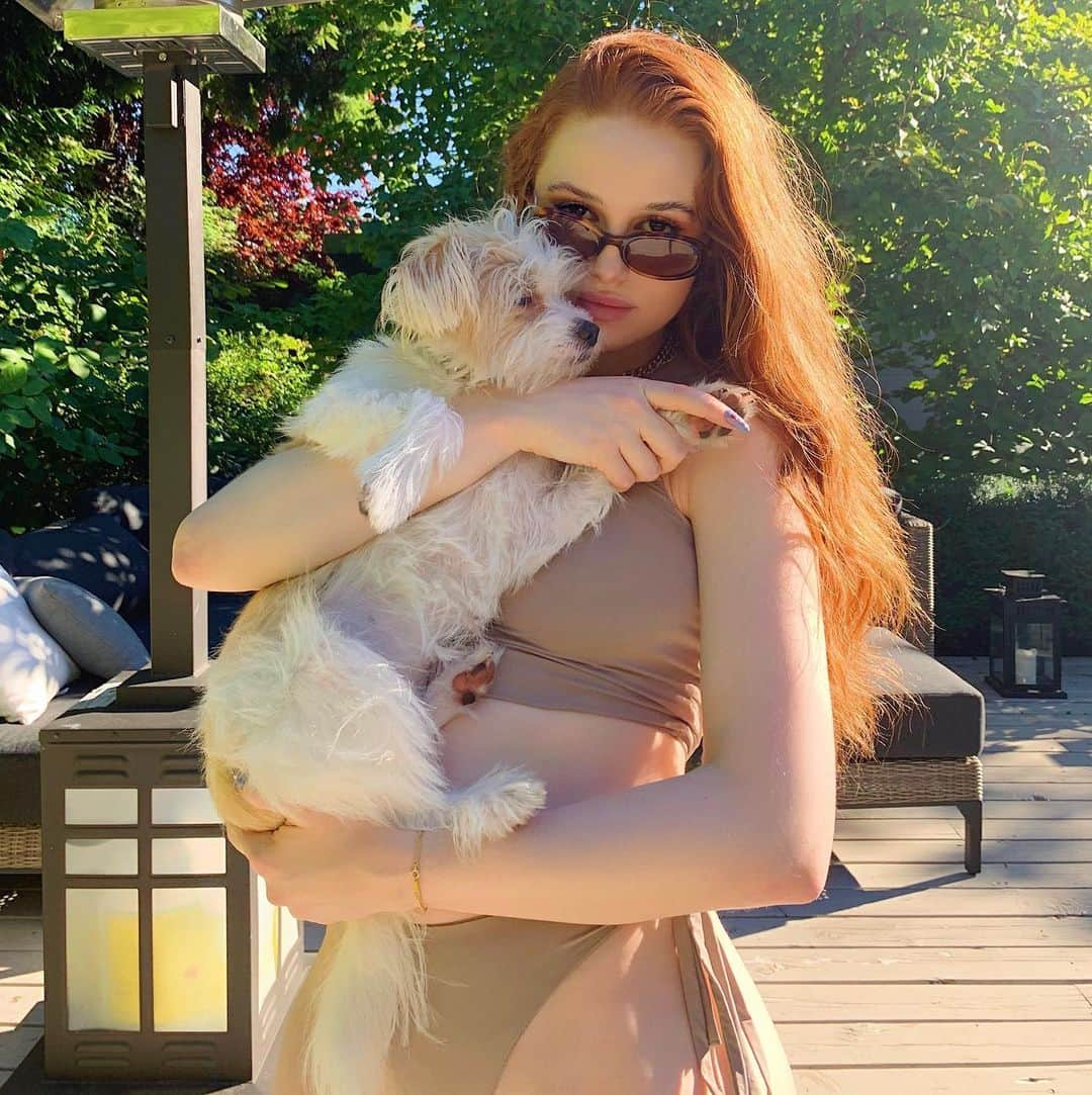 マデライン・ペッチのインスタグラム：「Pretending she’s well behaved, like mother like daughter 🥴」