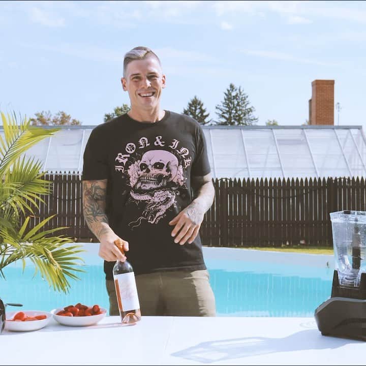 ザッキー・ヴェンジェンスのインスタグラム：「Here’s my audition for Food Network with our Summer Daze cocktail, the Pretty Venom - a strawberry watermelon frosé. Yes I said frosé. Hope you enjoy. Cheers! #summerdazerose #prettyvenom #yesisaidfrosé #alltimelow #poolboy #greyhair」