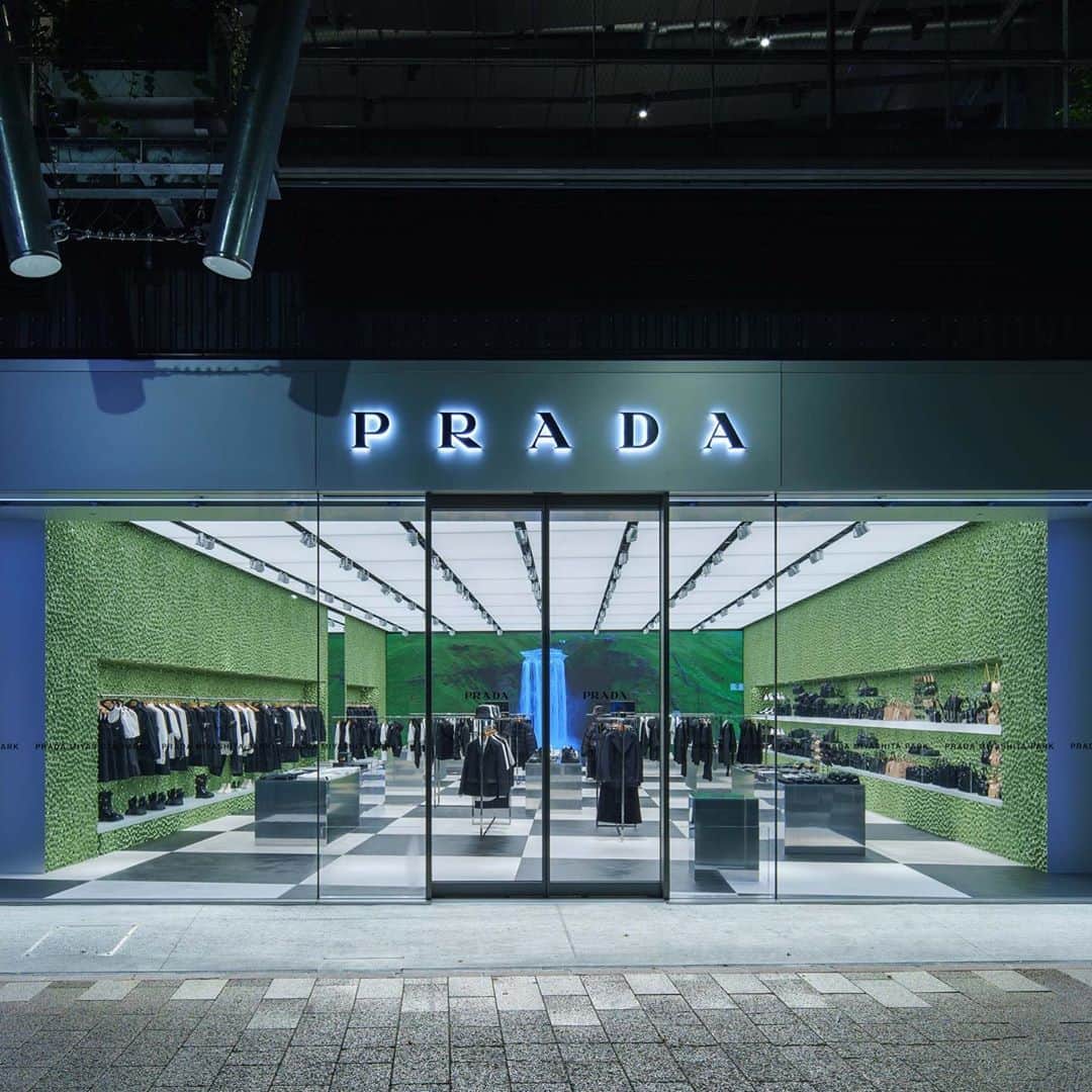 プラダさんのインスタグラム写真 - (プラダInstagram)「Unveiling #PradaMiyashitaPark: a new #Prada boutique in Tokyo at Miyashita Park.   To enhance the minimal aesthetics and contemporary feel of the interiors, the iconic black and white chequered floor is reinvented in a macro version, while the walls are designed in backlit “sponge” – the ‘air and matter’ hybrid material designed by #OMA.」9月4日 4時04分 - prada