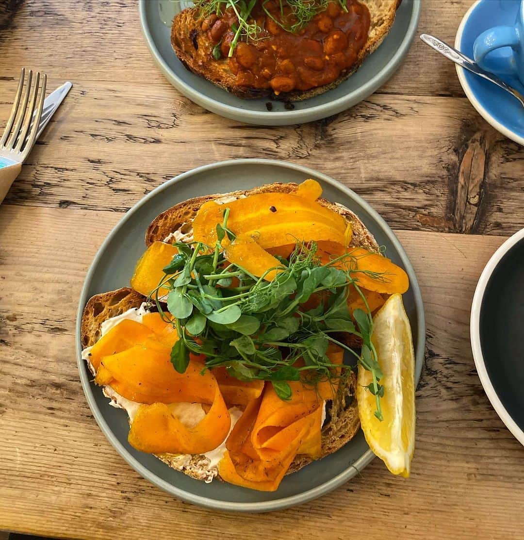 Eat With Steph & Coのインスタグラム：「Smoked ‘salmon’ (carrot) and cream cheeze on sourdough for a vegan brunch. Wasn’t sure what to expect but was pleasantly surprised how similar it tastes to salmon! The texture was obviously a bit crunchier but it was a great alternative.  📷 @thetessaproject」