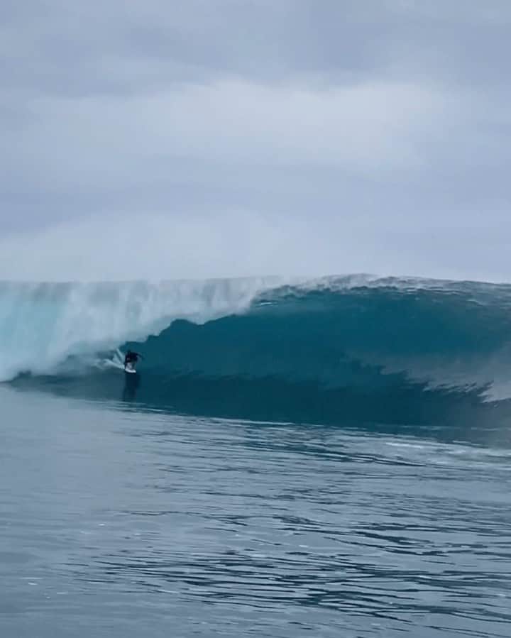 ミシェル・ボレーズのインスタグラム：「Sorry for the claim 😅. It was not a huge one but It was my best one that day . I did not get much during that swell so I decided to stay in the water until dark . All the boys already got some bombs and went home already with a full belly except me 🙄.  I told myself to go on anything big , it does not matter how big or how deep I am . Just Go and see what’s gonna happened! It worked 😅.Mauruuru brada @kaulivaast for capturing that « claim » wave 😂. I was just really happy to finally go home with a story to tell the boys . #NoClaimNoGain Allez y lâchez vous 🙃!」