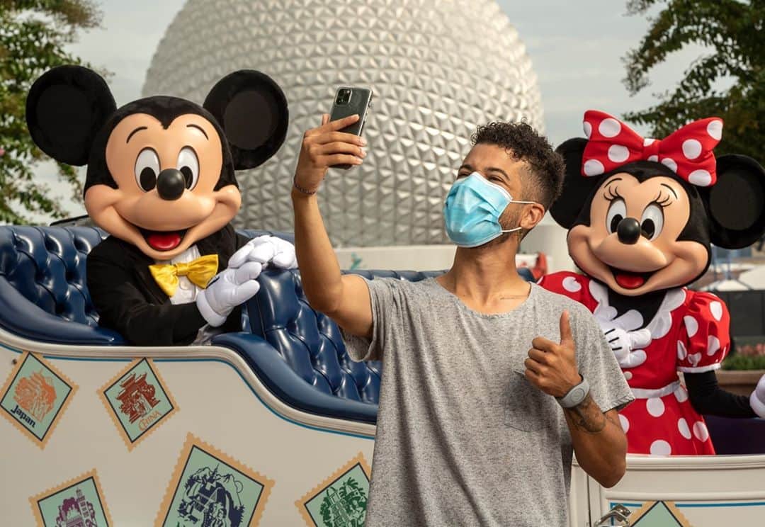 Walt Disney Worldのインスタグラム：「Actor, singer and dancer, @JordanFisher, snapped a selfie with @MickeyMouse & @MinnieMouse during his recent visit to the Taste of EPCOT International Food & Wine Festival! Check out more of his EPCOT adventures on the @DisneyParksBlog. #DisneyMagicMoments✨」