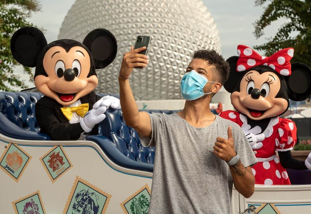 Walt Disney Worldさんのインスタグラム写真 - (Walt Disney WorldInstagram)「Actor, singer and dancer, @JordanFisher, snapped a selfie with @MickeyMouse & @MinnieMouse during his recent visit to the Taste of EPCOT International Food & Wine Festival! Check out more of his EPCOT adventures on the @DisneyParksBlog. #DisneyMagicMoments✨」9月4日 4時23分 - waltdisneyworld