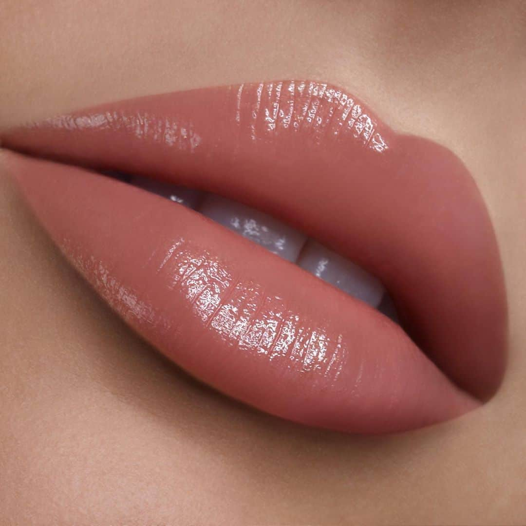 パット・マグラスさんのインスタグラム写真 - (パット・マグラスInstagram)「YOUR NEW NUDE ⚡️⚡️⚡️ Meet ‘NUDE VENUS’ a warm beige nude from the alluring array of *NEW* #LipFetish #Divinyl Lip Shines. Glossy lacquer finish meets a bouquet of rose-inspired colours in  decadent pink-and-gold bullet packaging ⚡️⚡️⚡️ #TurnYourLipsOn NOW at PATMcGRATH.COM」9月4日 4時24分 - patmcgrathreal