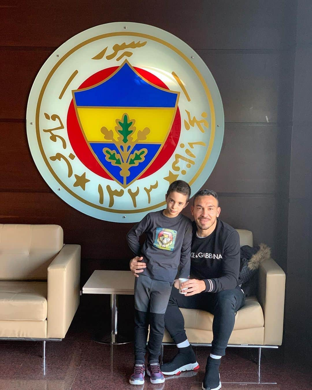 メブリュト・エルディンチのインスタグラム：「Değerli Fenerbahçe ailesi sizlere birer birer teşekkür etmek istiyorum. Siz değerli insanlar ile çok güzel bir yıl geçirdim ve sizinle bu formanın ne kadar kıymetli olduğunu anladım. Sayın başkanımız Ali Koç’a, Kaptanlarımız Emre Belözoglu’na ve Volkan Demirel’e, bu kulübe gelmemde aracı olan Ersun Yanal’a, şuandaki hocamız Erol Bulut’a, Volkan ballı ya ve bütün takım arkadaşlarıma iyi sezonlar dilerim. Bu kulübü seven herkes benim için her zaman çok değerli olacaktır. Herkese saygılarımı sunuyorum.💙」