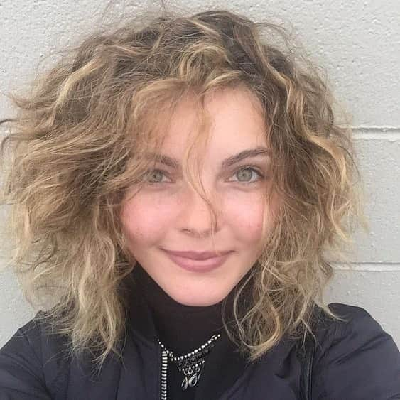 キャムレン・ビコンドヴァのインスタグラム：「🖤  @camrenwhy #camrenbicondova #gotham #selinakyle #brulina #catwoman #kittycat #cat」