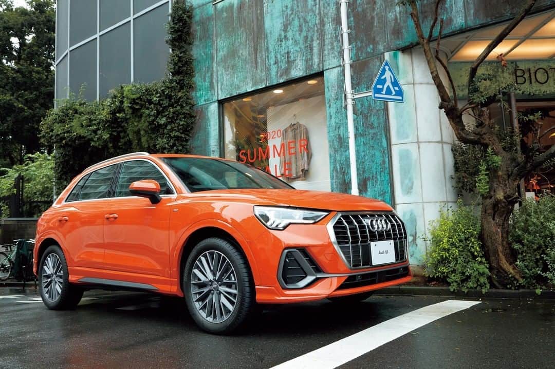 のインスタグラム：「写真家・操上和美が都市の生活者としての眼差しで切り取る、新型Audi Q3の魅力。  舞台は、彼が暮らす白金の街。 道、人、緑、建物が混ざり合う都心の街の情景が、Audi Q3の美しさと力強さをより一層引き立てます。  #AudiQ3 #自分だけのアングルを #操上和美 #SWITCH  @switch_magazine  #Audi #アウディQ3 #Audijapan #アウディ #carwithoutlimits #carsofinstagram #Audiworld #Audigenic #車好きな人と繋がりたい」
