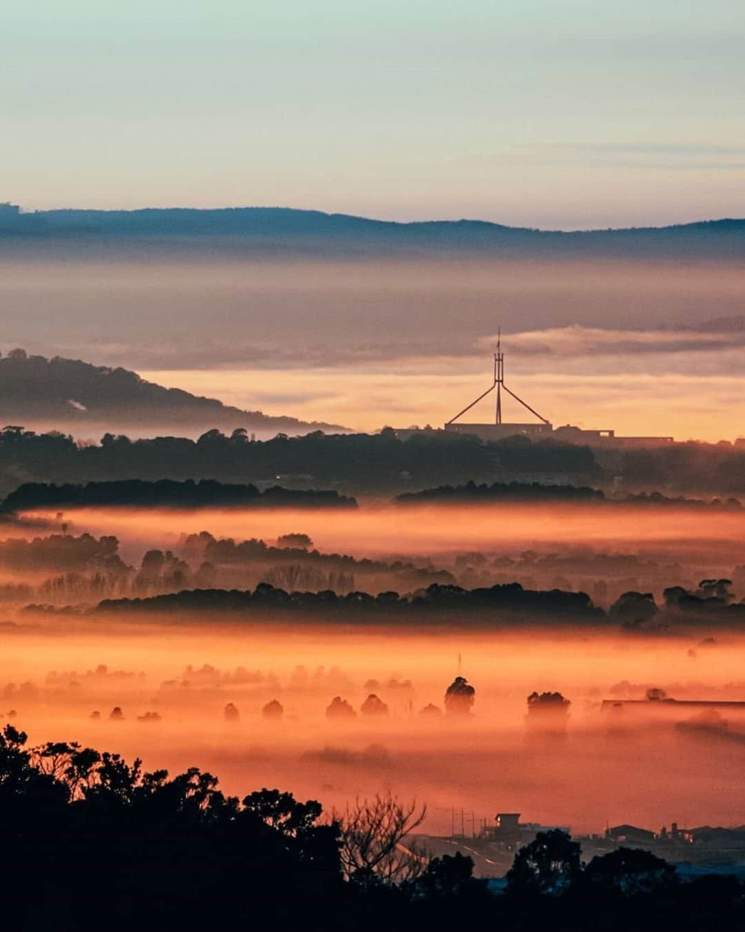 Australiaさんのインスタグラム写真 - (AustraliaInstagram)「It’s official, our favourite colour is sunrise 🧡 Set among mountains and vast bushland, @wanderlust73 captured @visitcanberra bursting with colour at first light recently. By water or air, two wheels or even by horse, there are endless ways you can explore Australia’s capital city. Discover #Canberra's adventurous side at the link in our bio. #seeaustralia #visitcanberra」9月3日 20時00分 - australia