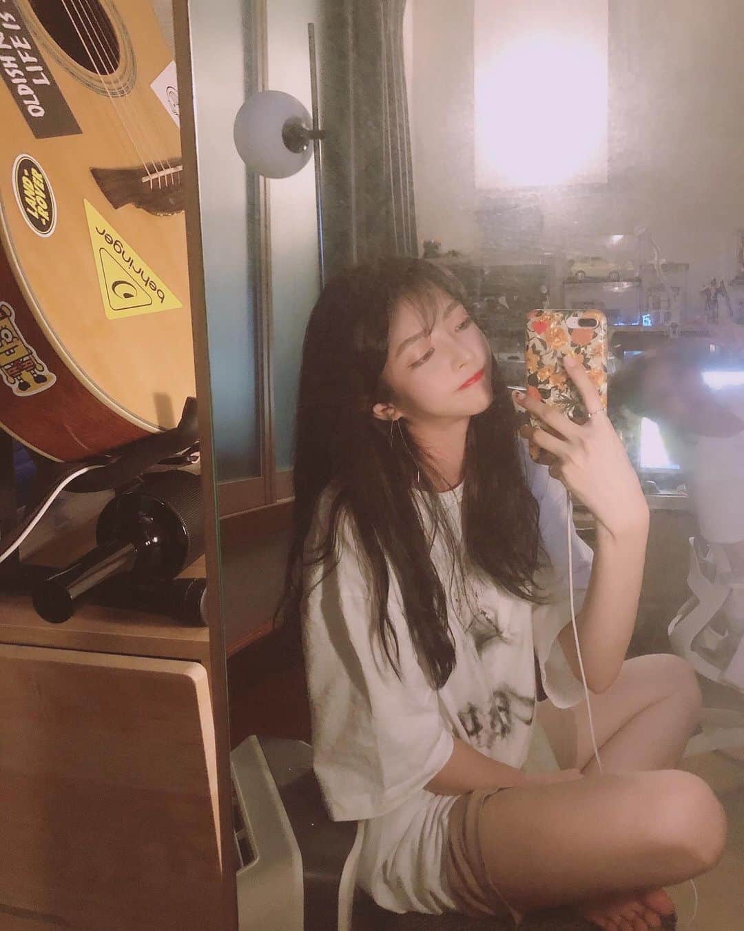 ユジョン のインスタグラム：「🔚 돌려서 말해도 아픈 건 다 똑같아 오히려 더 무게가 실리는 것 같아 아무리 해 봐도 잘해보려고 해 봐도 안되는 걸 너를 만족시키기에 부족해서 미안해  DAY6, 아야야」