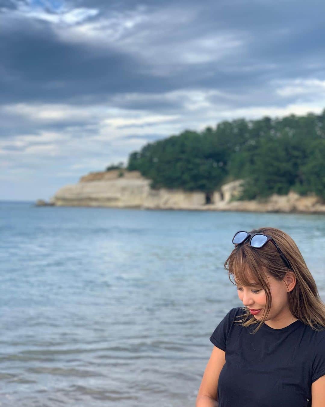 原田怜奈のインスタグラム：「志乃ちゃんと石川県⛳️💓 @_shino.miyata  今日は早く終わったから 海に行ってきました😌  ずーと爆笑🤣  2枚目 別にお腹痛いわけでもないけど 海に濡れないために スカートをまくり上げて それを手で隠したら 完全にマタニティみたいになって 3枚目とかもう笑い隠せてない。  今日のラウンド風景も 後で更新します💓 . . . #ゴルフ女子　#golf #eyevol #女子ゴルファー」