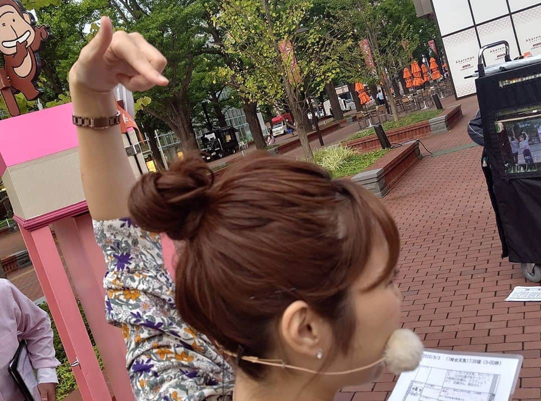 北海道放送「今日ドキッ!」さんのインスタグラム写真 - (北海道放送「今日ドキッ!」Instagram)「天気担当Sです。  きょうも風が強かった札幌😣  #森田絹子 アナも 髪をアップにまとめ風対策😊  これ、ヘアメイクさん おすすめのセットなんだとか🥰  すると、なぜか 森田アナの頭上を狙って カラスが襲撃!？  どうして🤔と思っていたところに カレーパンをくわえた 一羽のカラスが通過…  これ、カレーパン…に 見えるのか……？  皆さんは、何に見えますか？  #Sはみたらし団子 #今日ドキッ  #そらリサーチ 写真募集中」9月3日 20時07分 - hbc_kyodoki