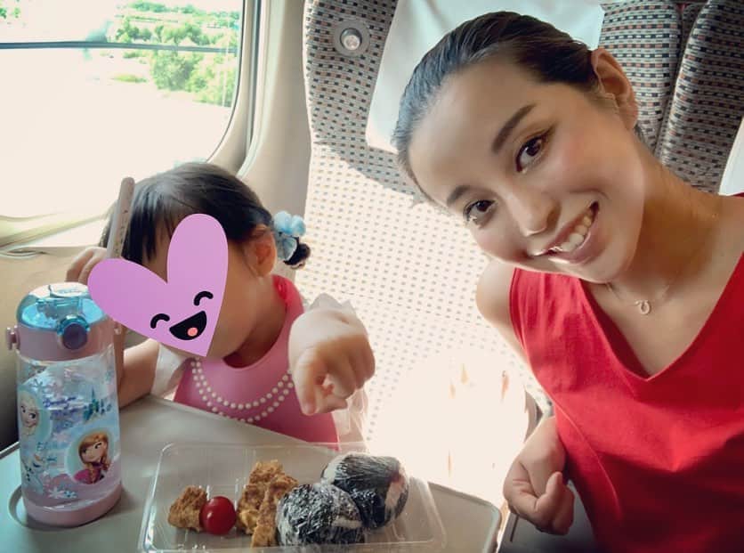 PINKYのインスタグラム：「とても久しぶりに、娘と2人の新幹線移動🌈🚅🌟  今回初めてベビーカー無しだってけど、自分のリュックを背負ってしっかりトコトコ歩いてくれて、大助かり🥺✨  もうあかちゃんじゃないから！と自分で言うだけあって、3歳になって一段と一緒にお出かけしやすくなりました👧🏻💖  そして、帰りの車窓からは美しい二重の虹が🌈✨ ・・・ #love #happy #family #mamalife #babygirl #3歳 #新幹線」