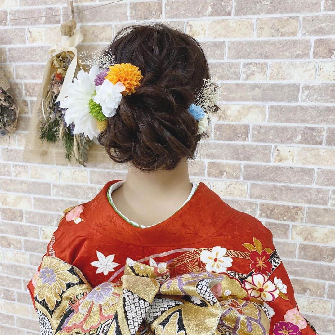 R.Y.K Vanilla Emuのインスタグラム：「成人式の前撮り 下めすぎないアップ  沢山お花を付けました💐 #ヘアメイク#ヘアアレンジ#結婚式#セットサロン #ヘアセット #アップスタイル  #プレ花嫁 #フォトウェディング #前撮り #結婚式ヘア #ロケーション撮影#結婚式準備 #ヘアアクセサリー #お呼ばれヘア#髪型#着物ヘア#花嫁ヘアメイク#2020秋婚  #成人式ヘア#花嫁ヘア#成人式#振袖ヘア #花嫁ヘアスタイル #振袖#ブーケ#生花#ドライフラワー#髪飾り#結婚式前撮り#ウエディングヘア」
