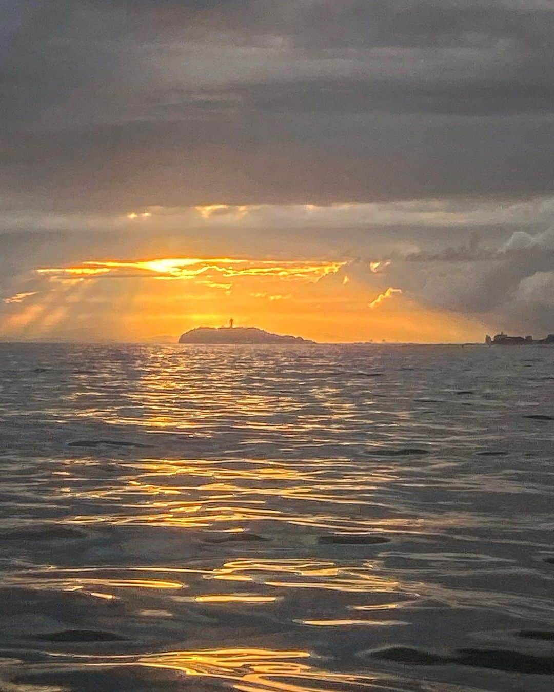 クボタマサヒコのインスタグラム：「#sunset #magichour #sea #enoshima #sup」
